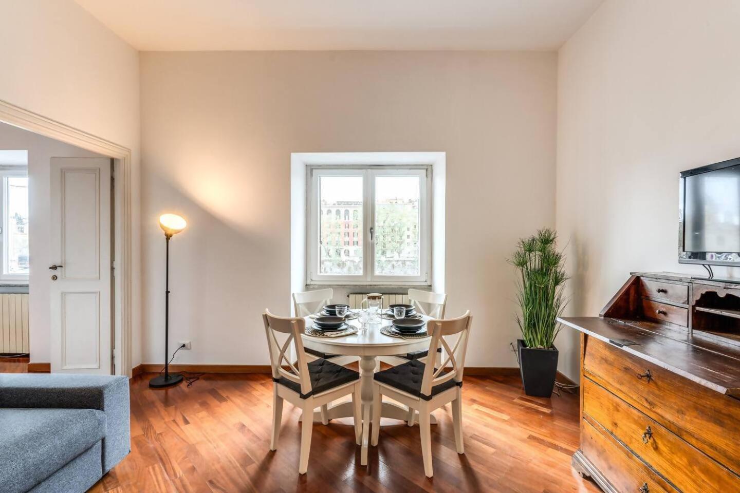 Splendid Flat On The Tiber River ローマ エクステリア 写真