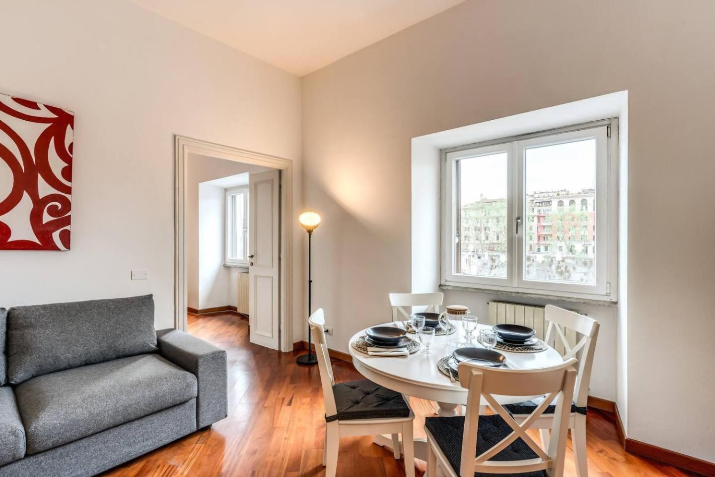 Splendid Flat On The Tiber River ローマ エクステリア 写真