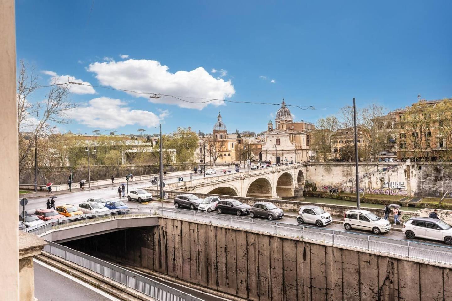 Splendid Flat On The Tiber River ローマ エクステリア 写真