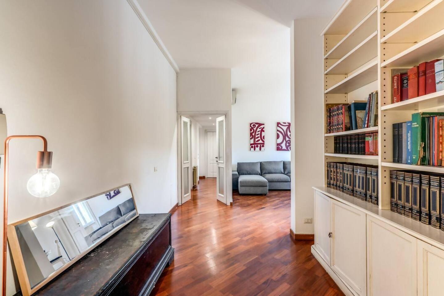 Splendid Flat On The Tiber River ローマ エクステリア 写真
